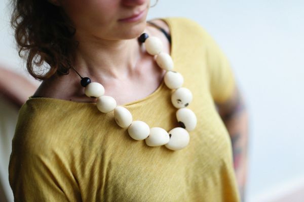 Top 5 colliers en porcelaine alliant élégance et audace